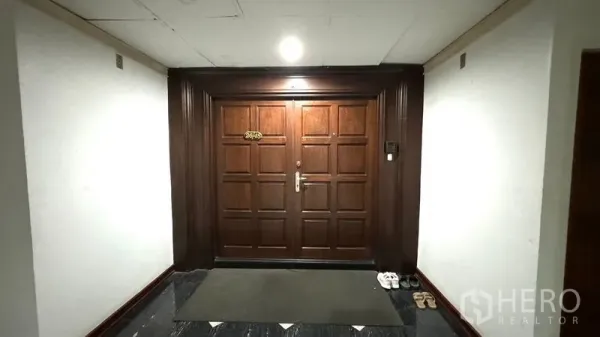 คอนโด ให้เช่าหรือขายในWatthana, Bangkok - โถงหน้าห้องกับประตูทางเข้าคอนโดไม้บานคู่