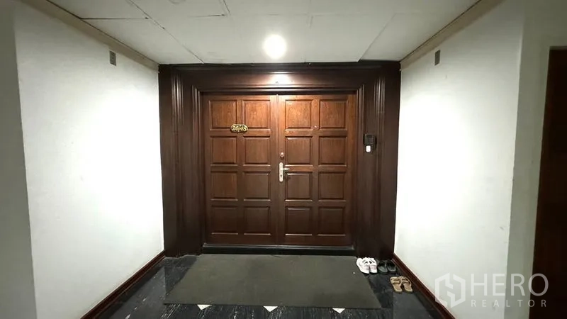 คอนโด ให้เช่าหรือขายในWatthana, Bangkok - โถงหน้าห้องกับประตูทางเข้าคอนโดไม้บานคู่