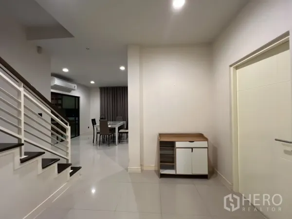 บ้าน ให้เช่าหรือขายในBang Kapi, Bangkok - โถงทางเข้าเชื่อมบันไดและมุมมองไปยังส่วนรับประทานอาหาร