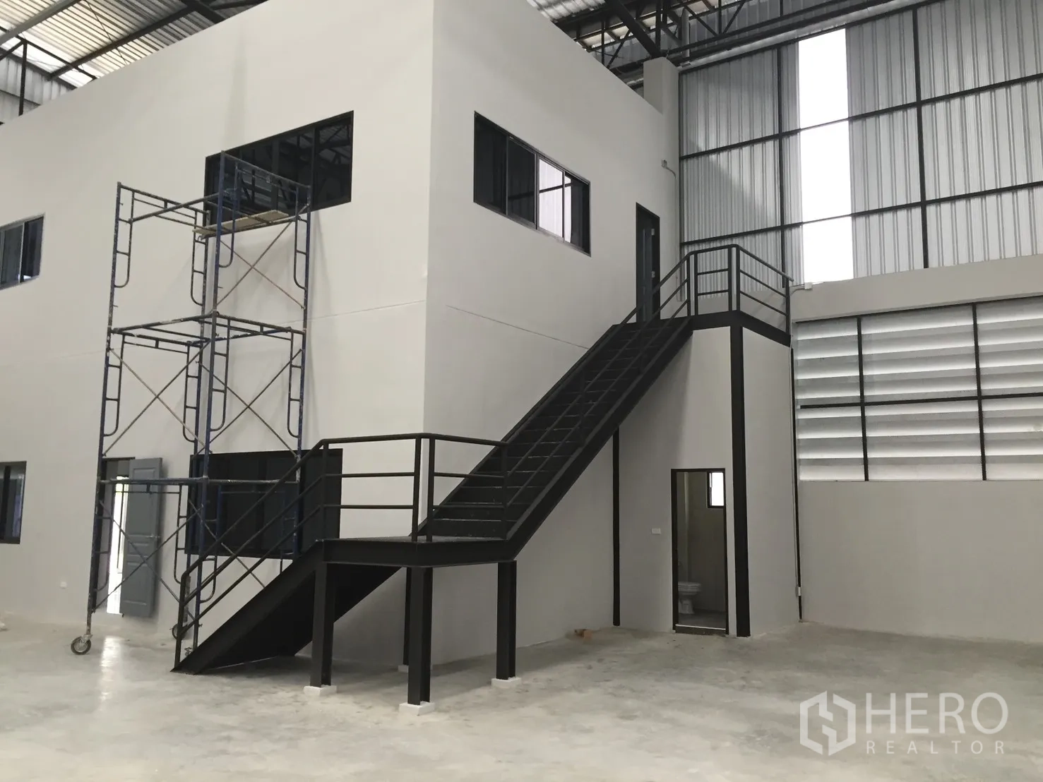 Warehouse for rent in Bang Phli, Samut Prakan - Metal staircase leading to the upper office inside the warehouse.