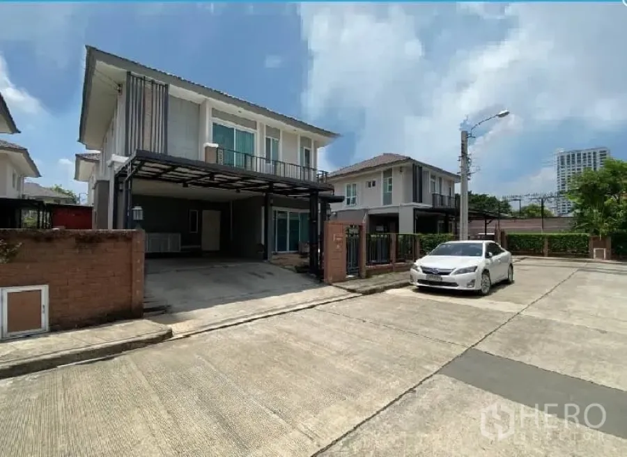 บ้าน ให้เช่าในSuan Luang, Bangkok - บ้านเดี่ยวสองชั้นพร้อมที่จอดรถในร่มและประตูรั้ว บรรยากาศเงียบสงบในย่านสวนหลวง กรุงเทพฯ