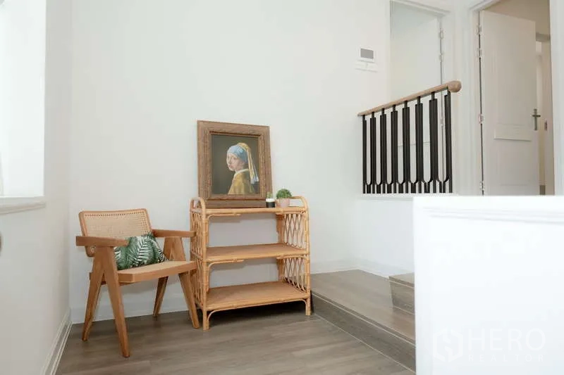 บ้าน ให้เช่าหรือขายในSaphan Sung, Bangkok - โถงชั้นบนมุมพักผ่อน เก้าอี้หวาย ชั้นวางของ และภาพกรอบ