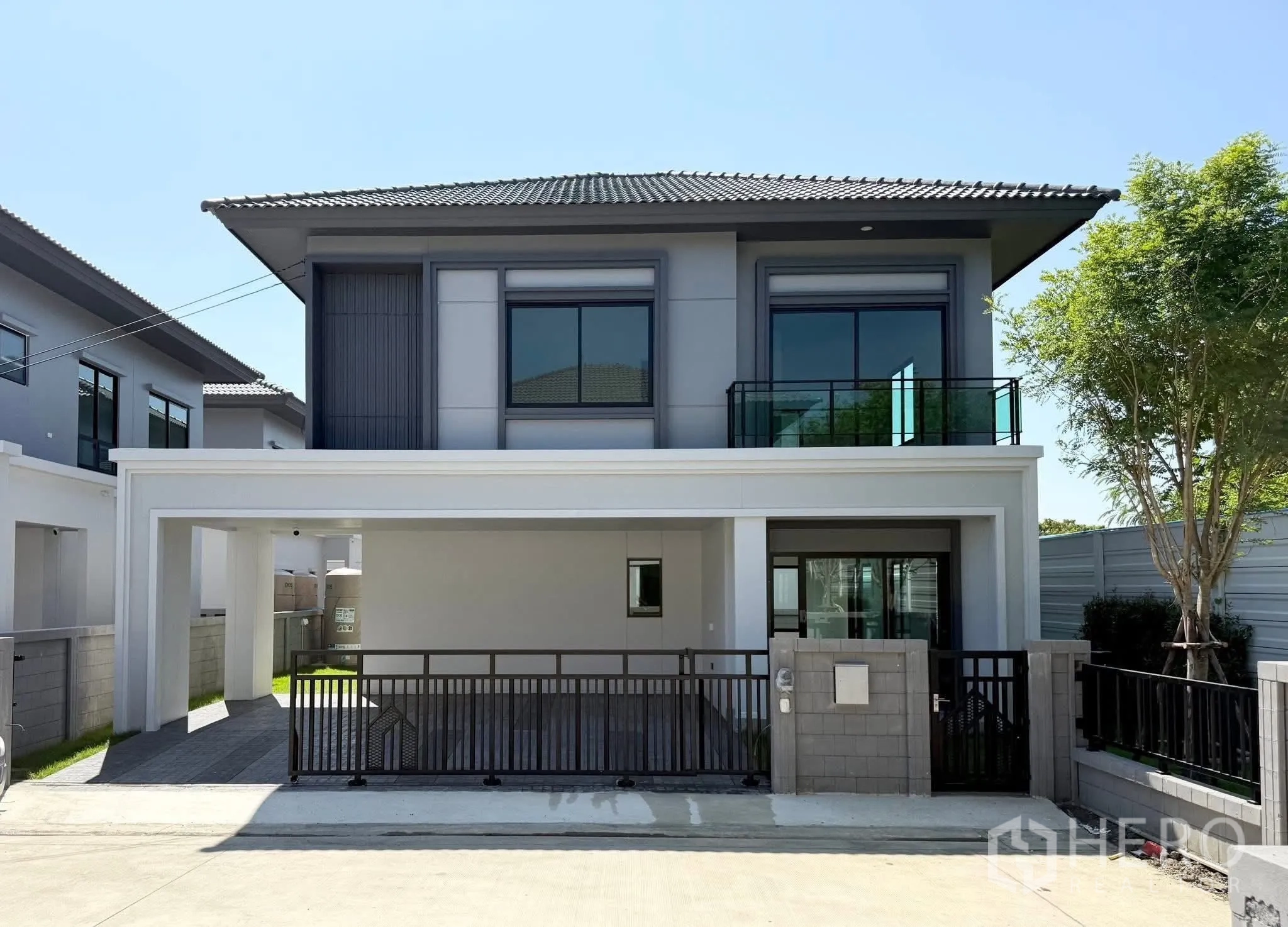 Detached House for rent in Bang Phli, Samut Prakan - Modern two-storey detached house exterior with covered carport and gate.