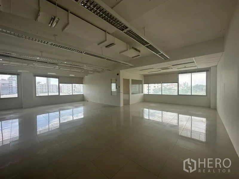 สำนักงาน ให้เช่าในPrawet, Bangkok - โถงทำงานสว่าง เพดานฝ้าฉาบเรียบ ไฟเส้นยาว และช่องแสงหลายด้าน