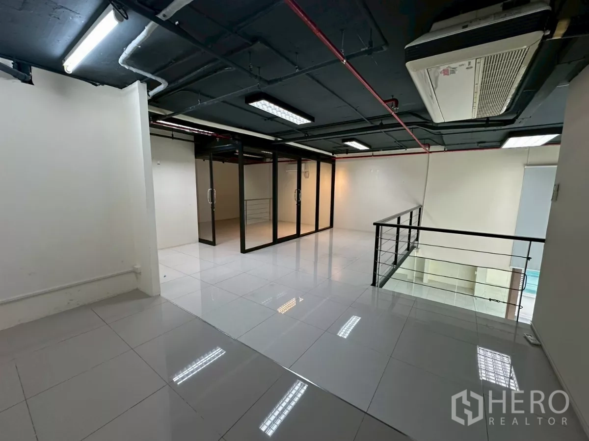 สำนักงาน ให้เช่าในKhlong Toei, Bangkok - โถงชั้นบนพร้อมราวกันตกและห้องประชุมผนังกระจก