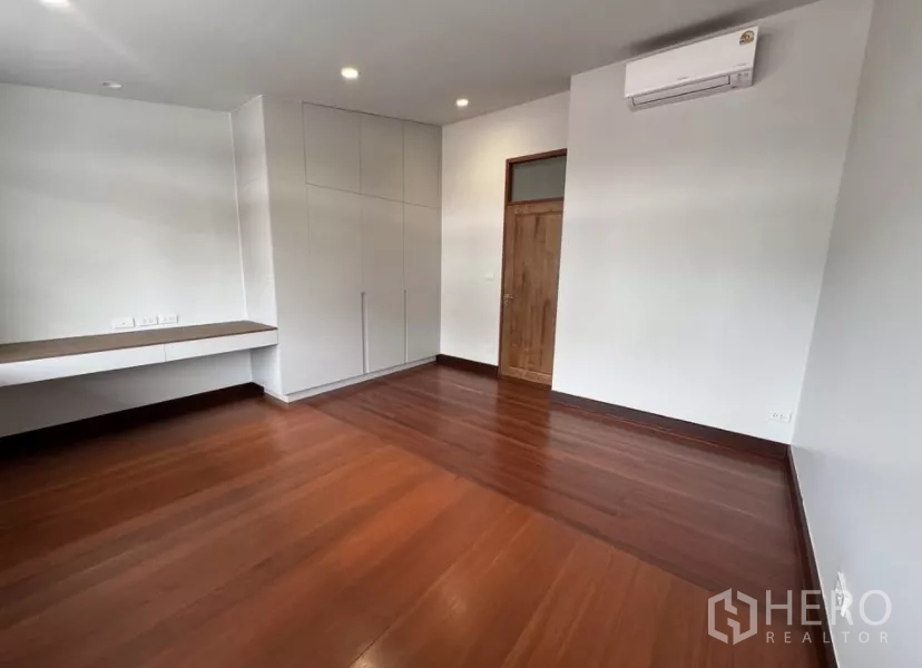 独立式住宅 出租在Watthana, Bangkok - 次卧，带书桌、定制衣柜与空调。