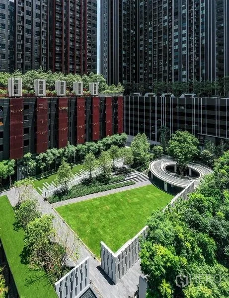 คอนโด ขายในRatchathewi, Bangkok - สวนส่วนกลางลานหญ้าใหญ่และสวนขั้นบันไดท่ามกลางอาคารสูง