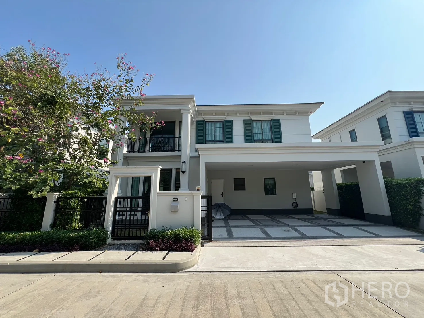 บ้านเดี่ยว for rent in Bang Phli, Samut Prakan - ภายนอกบ้านเดี่ยวสองชั้นพร้อมระเบียง ประตูรั้ว และที่จอดรถคลุมหลังคา