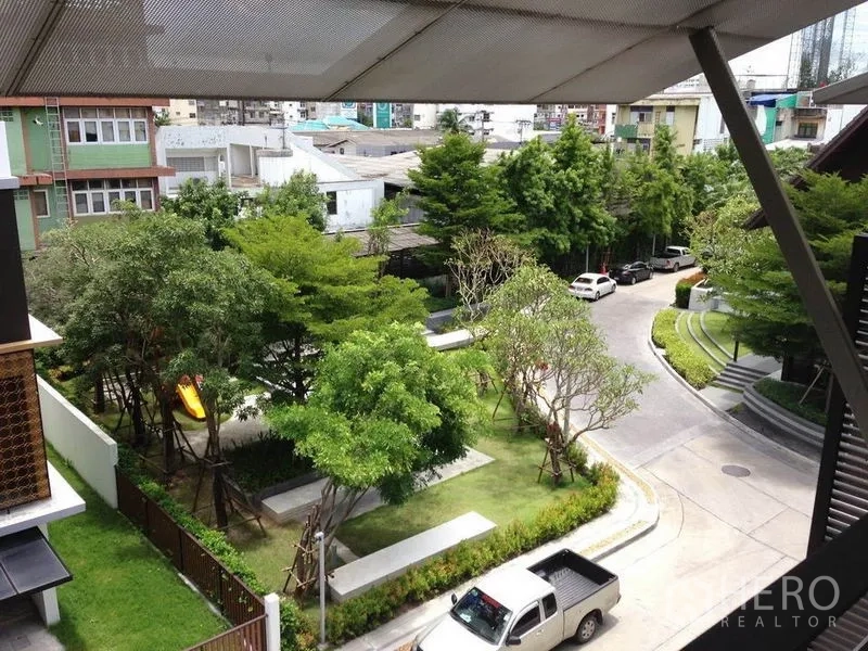 Townhouse for rent in Yan Nawa, Bangkok - View over landscaped communal garden with playground and driveway inside a gated project.