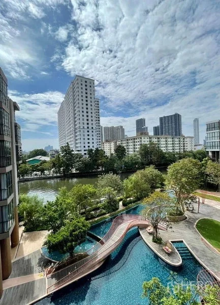 คอนโด ให้เช่าหรือขายในWatthana, Bangkok - วิวระเบียงเห็นสระว่ายน้ำสไตล์รีสอร์ท สวนหย่อม คลอง และตึกโดยรอบ