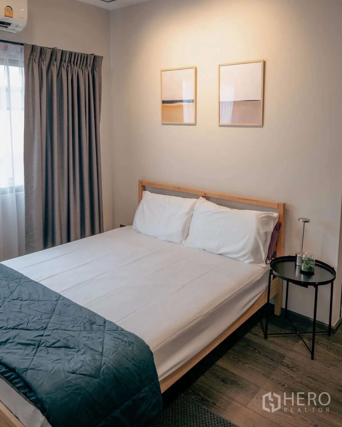 独立式住宅 出租或出售在Bang Phli, Samut Prakan - 次卧配大床与床边小几、窗帘。