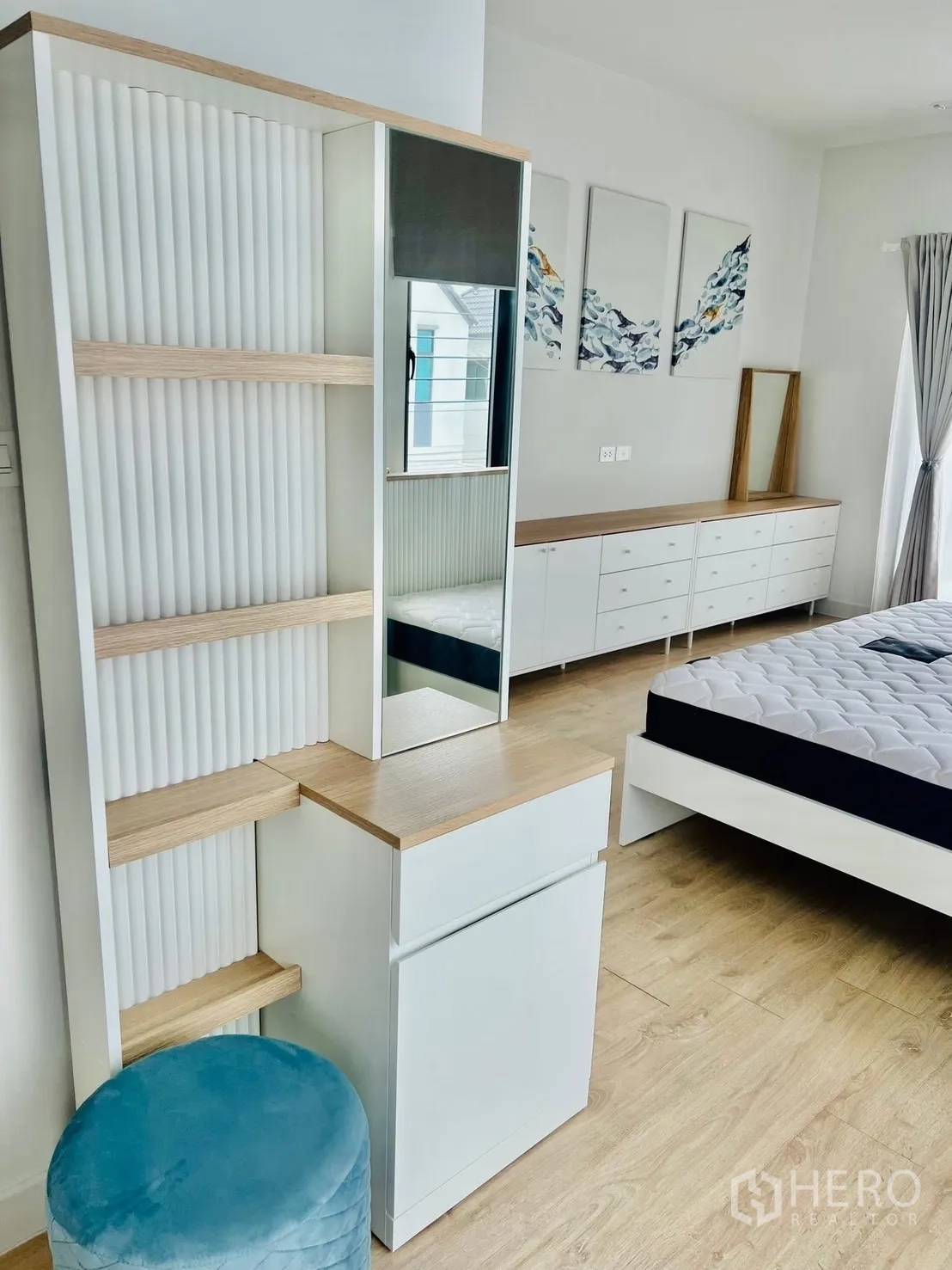 บ้าน ให้เช่าในBang Sao Thong, Samut Prakan - โต๊ะเครื่องแป้งบิลท์อินพร้อมกระจกและชั้นวางในห้องนอนหลัก