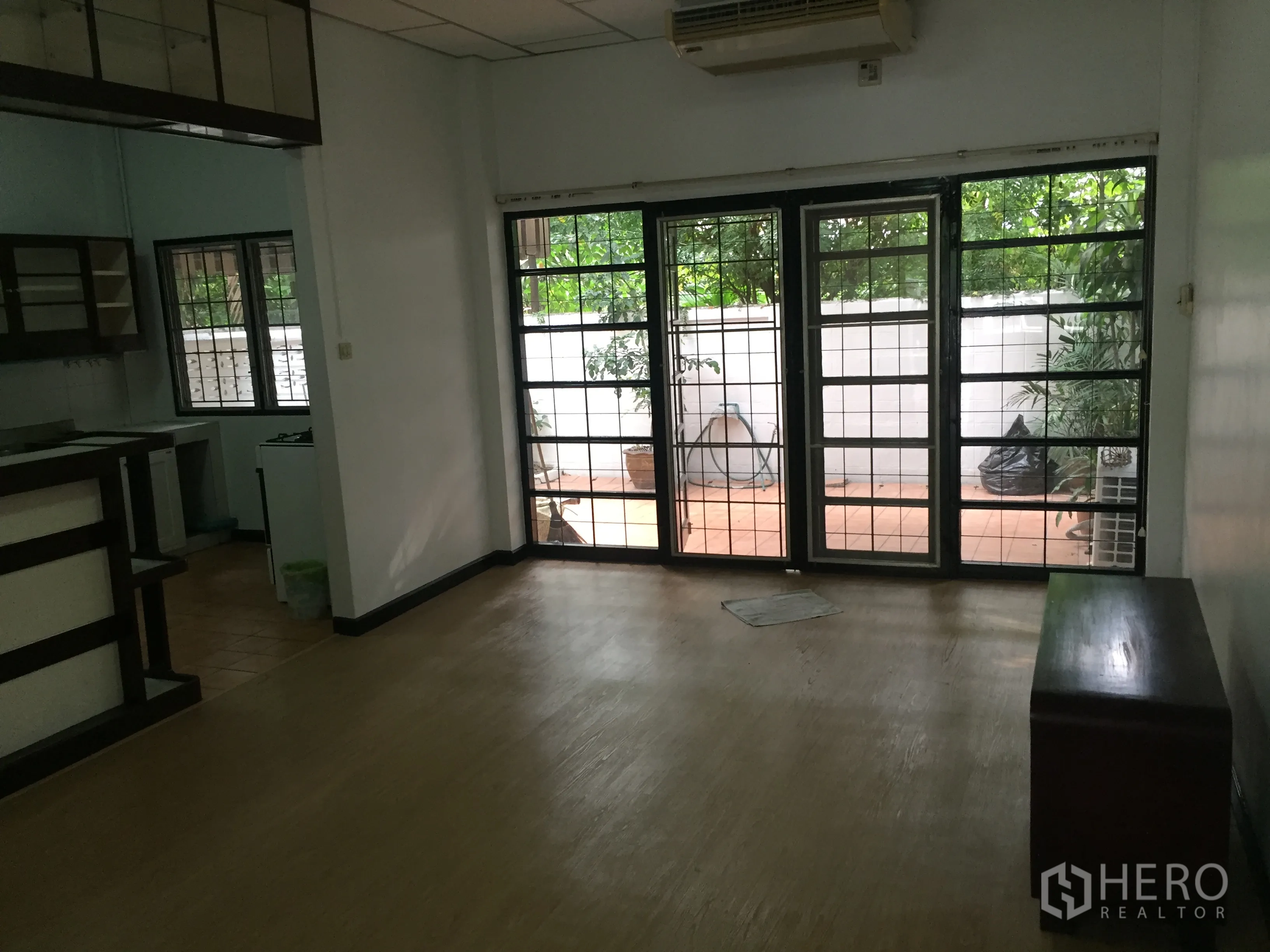 Townhouse for rent in Khlong Toei, Bangkok - Open-plan living and dining room facing the patio, adjacent to the kitchen.