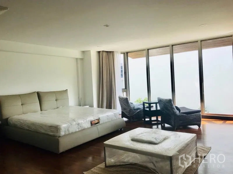 ทาวน์เฮาส์ ให้เช่าหรือขายในKhlong Toei, Bangkok - ห้องนอนใหญ่กว้าง เตียงคิง มุมนั่งเล่น และกระจกเต็มผนัง