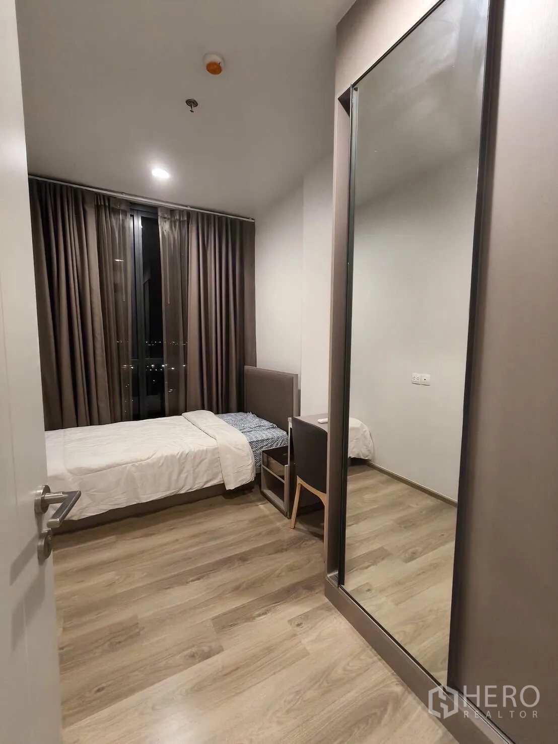 คอนโด for rent in Khlong Toei, Bangkok - อีกมุมของห้องนอนที่สอง โชว์เตียง โต๊ะ และตู้เสื้อผ้าบานกระจกขนาดใหญ่