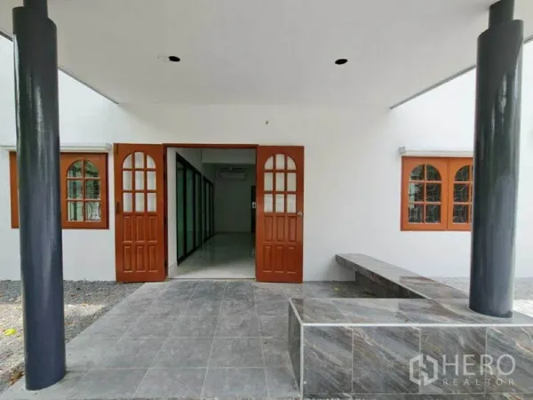 สำนักงานที่บ้าน ให้เช่าในLat Phrao, Bangkok - ชานหน้าบ้านปูกระเบื้อง มีม้านั่งและประตูไม้บานคู่ทางเข้า