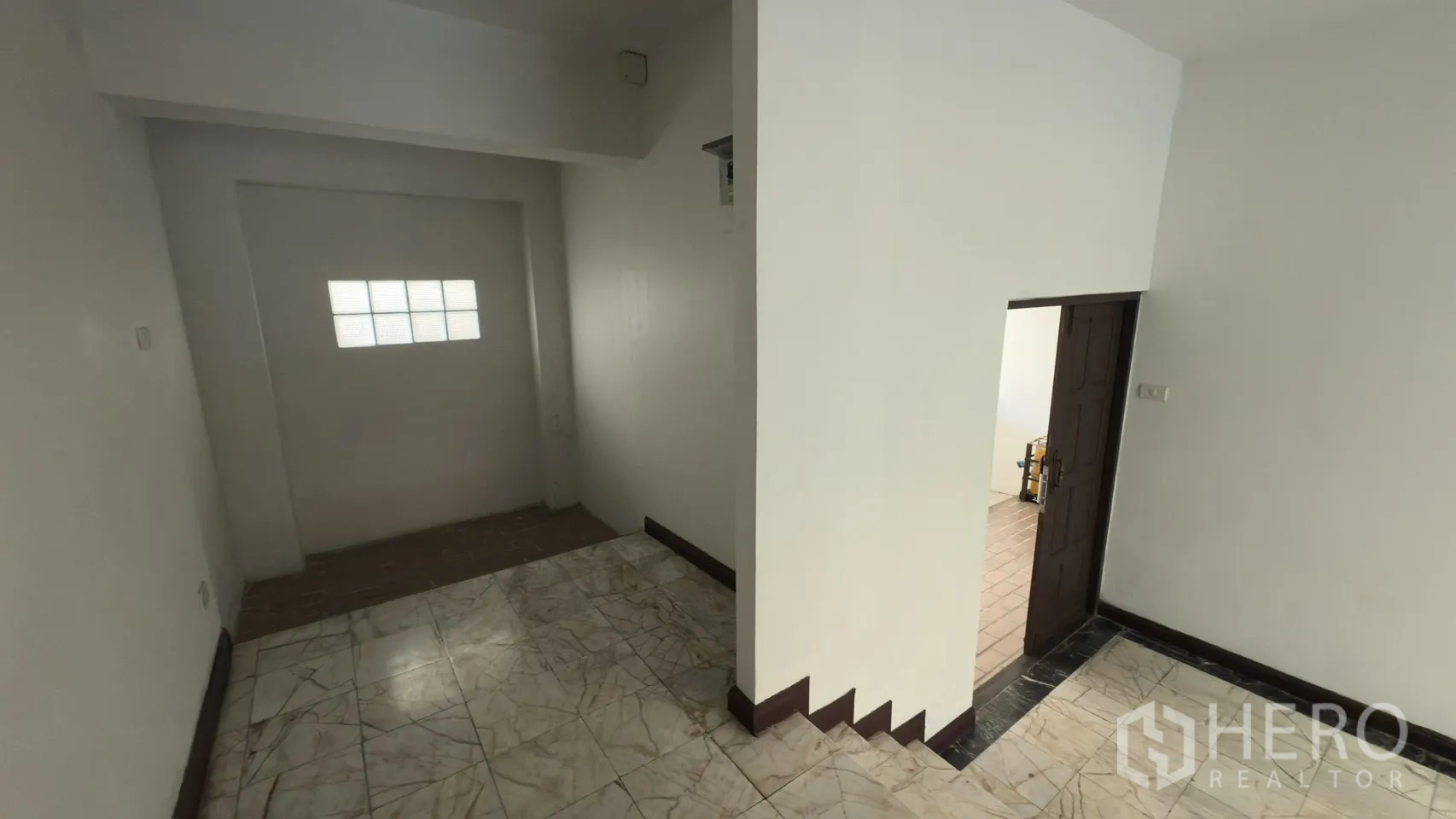 ทาวน์เฮาส์ for rent in Watthana, Bangkok - มุมโถงชั้นล่างไปยังพื้นที่เซอร์วิสพร้อมพื้นกระเบื้อง