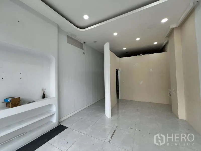 สำนักงานที่บ้าน ให้เช่าในSuan Luang, Bangkok - พื้นที่โชว์รูมชั้นล่างสว่าง พื้นกระเบื้องสีขาว ไฟดาวน์ไลท์ และชั้นโชว์บิลท์อิน