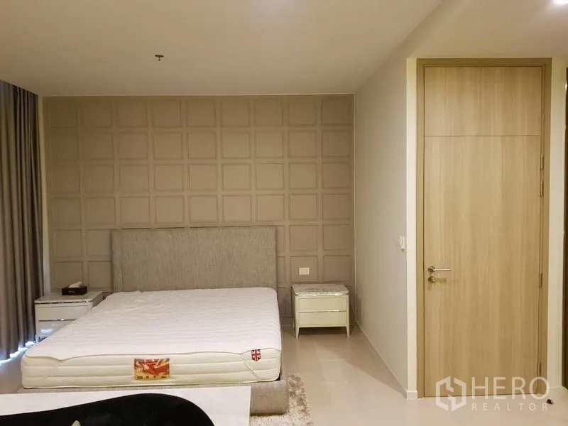 คอนโด ให้เช่าในPathum Wan, Bangkok - ห้องนอนมินิมอล เตียงหัวบุผ้า โต๊ะข้าง และผนังตกแต่งลายช่อง