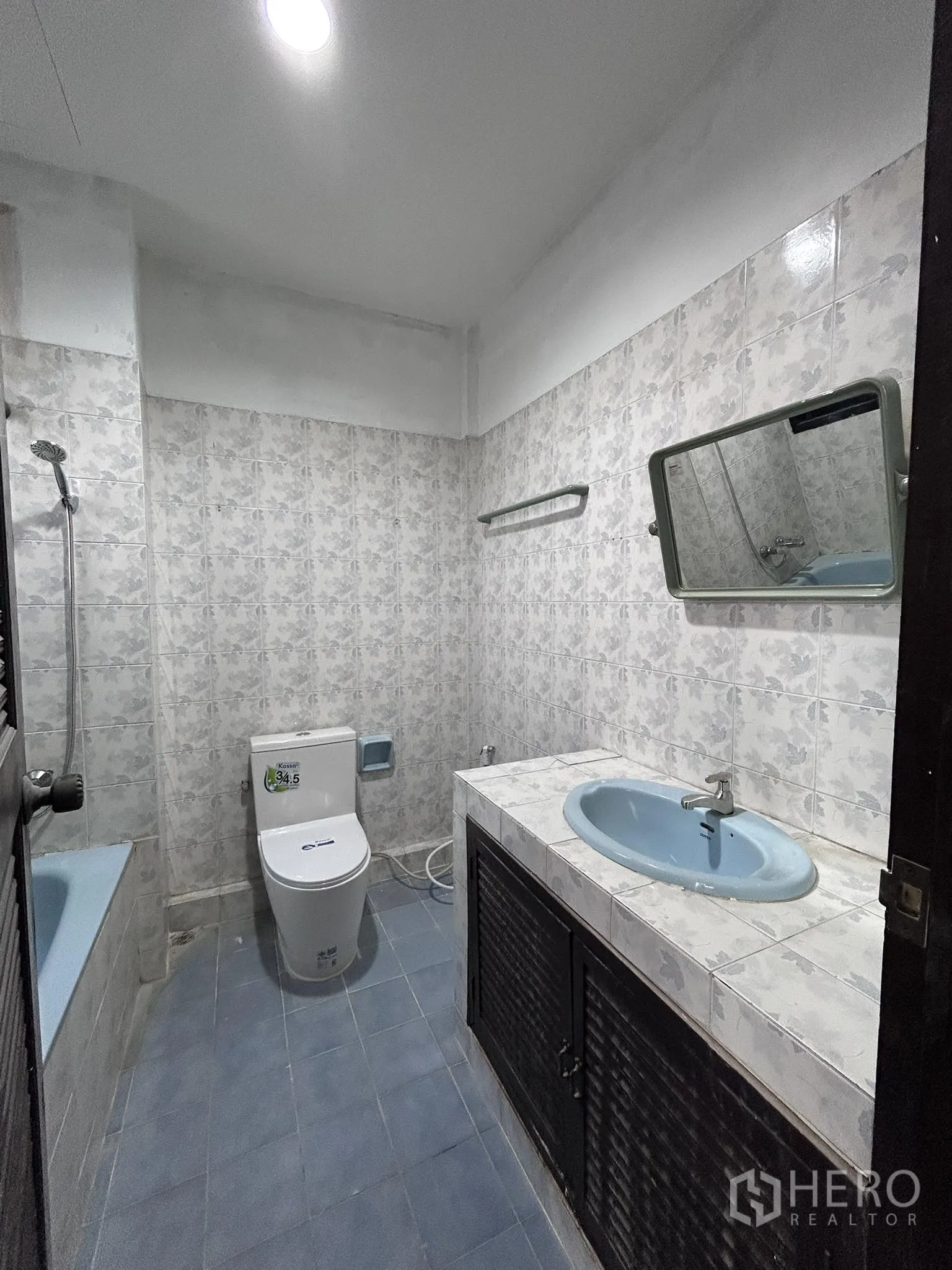 家庭办公室 for rent or sale in Watthana, Bangkok - 浴室设浴缸、洗手台、镜子与马桶。