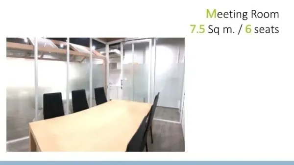 สำนักงาน ให้เช่าในWatthana, Bangkok - ห้องประชุมผนังกระจก โต๊ะไม้ยาว พร้อมเก้าอี้สีดำหกที่นั่ง