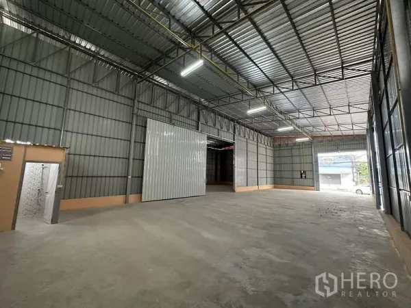 คลังสินค้า ให้เช่าในBueng Kum, Bangkok - ภายในโกดังโล่ง เพดานโครงถักเหล็กสูง มีประตูบานสไลด์ขนาดใหญ่ และห้องน้ำในตัว