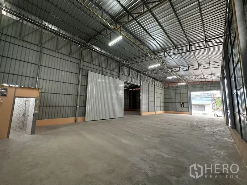 คลังสินค้า ให้เช่าในBueng Kum, Bangkok - ภายในโกดังโล่ง เพดานโครงถักเหล็กสูง มีประตูบานสไลด์ขนาดใหญ่ และห้องน้ำในตัว