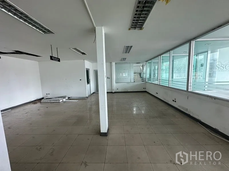 Showroom for rent or sale in Lam Luk Ka, Pathum Thani - Bright office area adjoining the main showroom zone.