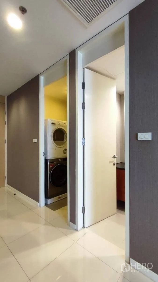 คอนโด ให้เช่าในSathon, Bangkok - ตู้ซักผ้าพร้อมเครื่องซักและอบแบบวางซ้อน ข้างประตูห้องน้ำ