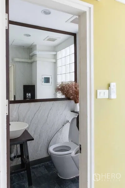 联排别墅 出售 - 紧凑的客用卫生间，台上盆与坐便器。