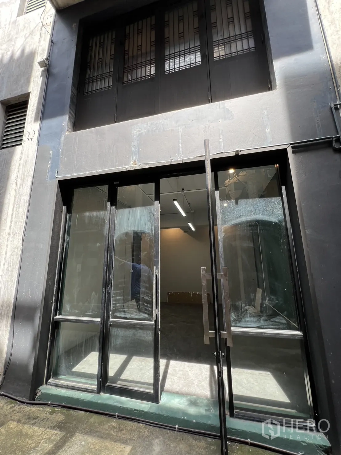 สำนักงานที่บ้าน ให้เช่าในPathum Wan, Bangkok - ประตูหน้าอาคารกระจกเต็มบาน พร้อมช่องแสงด้านบน