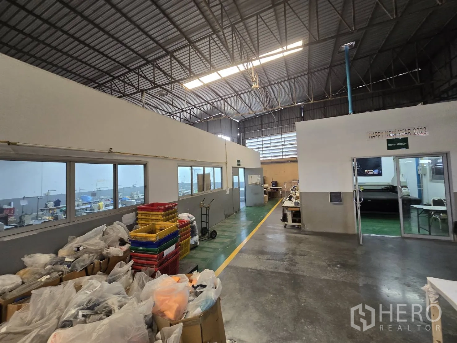 Factory for rent in Sam Phran, Nakhon Pathom - Corridor between enclosed workrooms with glass panels and industrial flooring.