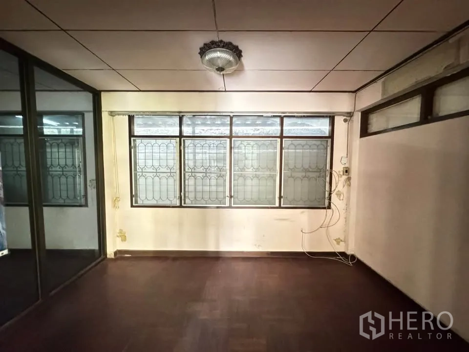 Detached House for rent or sale in Watthana, Bangkok - Small room with window wall, security grilles and visible wiring.