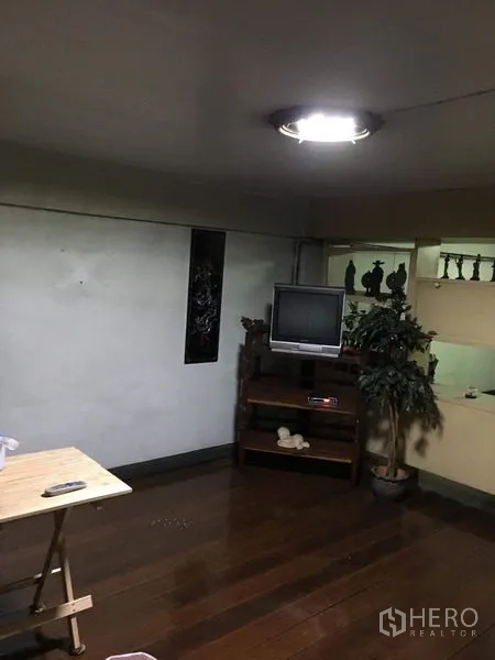 อาคารพาณิชย์ ให้เช่าในPhra Khanong, Bangkok - ห้องนั่งเล่นขนาดกะทัดรัด พื้นไม้ ชั้นวางทีวี และไฟเพดาน