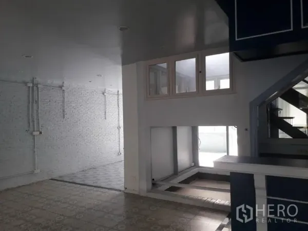 บ้าน ให้เช่าในWatthana, Bangkok - สไตล์ลอฟท์ ผนังอิฐทาสีขาวและพื้นต่างระดับ