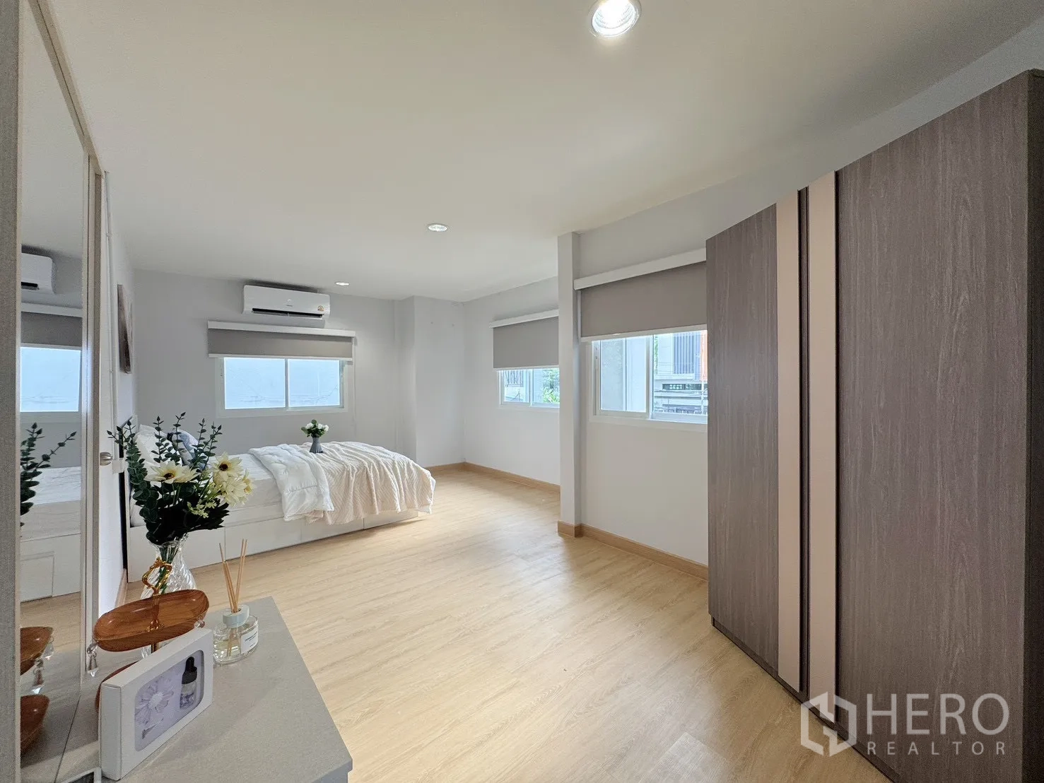 Detached House for rent - Corner master bedroom with twin air-cons and wardrobes.