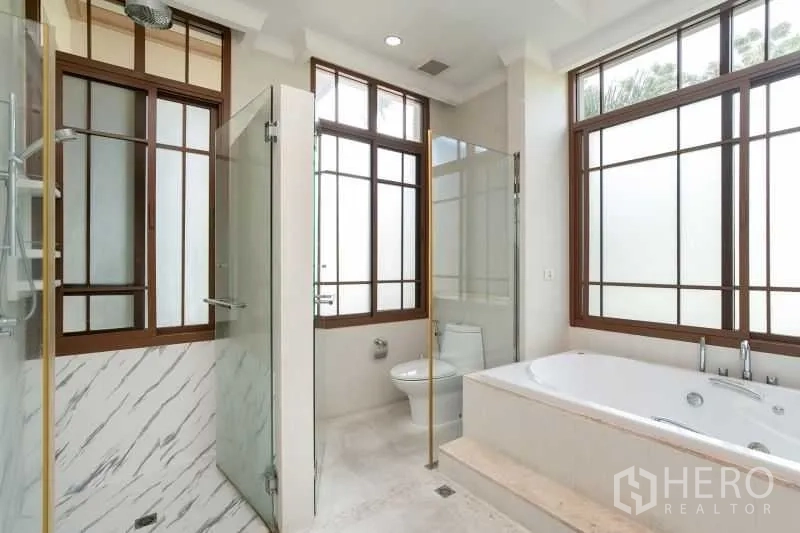 บ้าน ให้เช่าในWatthana, Bangkok - ห้องน้ำสไตล์สปา มีห้องอาบน้ำกระจก อ่างอาบน้ำ และหน้าต่างบานใหญ่.