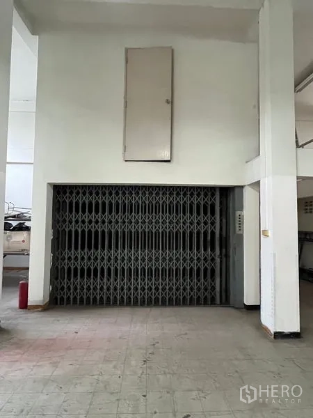 อาคารพาณิชย์ ให้เช่าในKhlong Toei, Bangkok - ลิฟต์ขนของแบบประตูเหล็กยืด ภายในอาคารพาณิชย์เพื่อขนย้ายสินค้าได้สะดวก