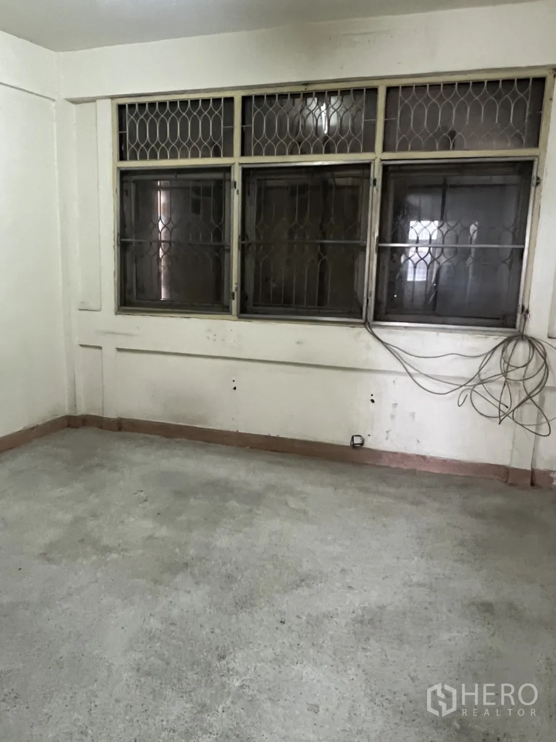 店屋 出租在Watthana, Bangkok - 楼上房间，防盗窗与水泥地面。