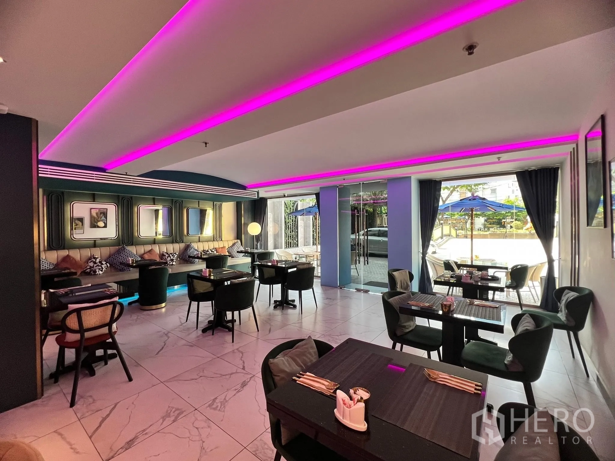 พื้นที่ขายปลีก ให้เช่า - โซนรับประทานอาหารสว่าง กระจกบานใหญ่ทางเข้า ร่มสนามด้านนอก และโต๊ะทันสมัยใต้แถบไฟสีชมพู