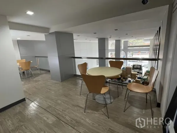 พื้นที่ขายปลีก ให้เช่าในWatthana, Bangkok - ชั้นลอยมีชุดโต๊ะกลม มองเห็นด้านหน้ากระจก