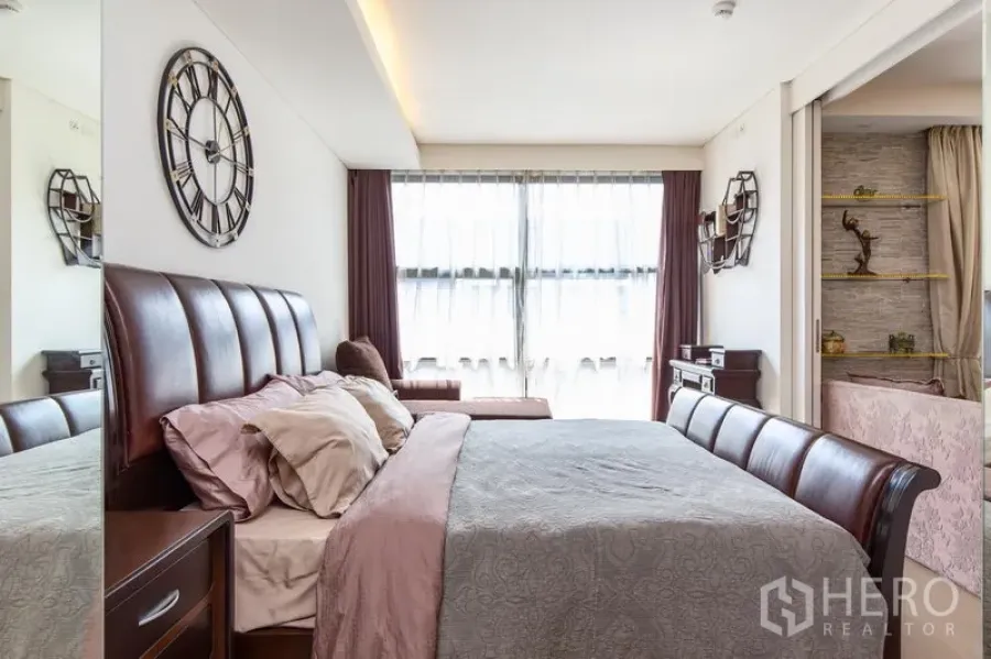 คอนโด ให้เช่าในWatthana, Bangkok - ห้องนอนหัวเตียงหนัง หน้าต่างบานใหญ่ แสงธรรมชาติอ่อนๆ