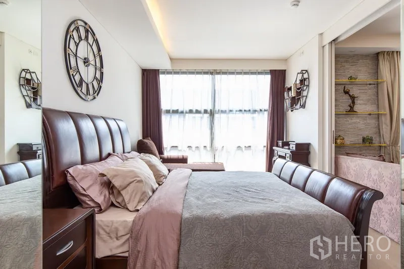 คอนโด ให้เช่าในWatthana, Bangkok - ห้องนอนหัวเตียงหนัง หน้าต่างบานใหญ่ แสงธรรมชาติอ่อนๆ