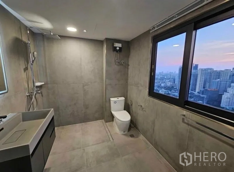 公寓 出租或出售 - 设窗景的卫浴，雨淋花洒与洗手台