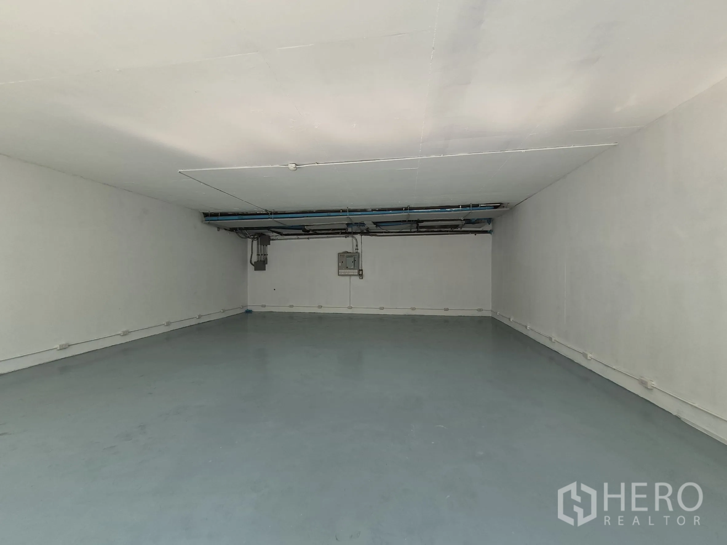 零售空间 for rent in Watthana, Bangkok - 长方形空间，灰色光滑地面与白色墙面，四周布置电源插座。