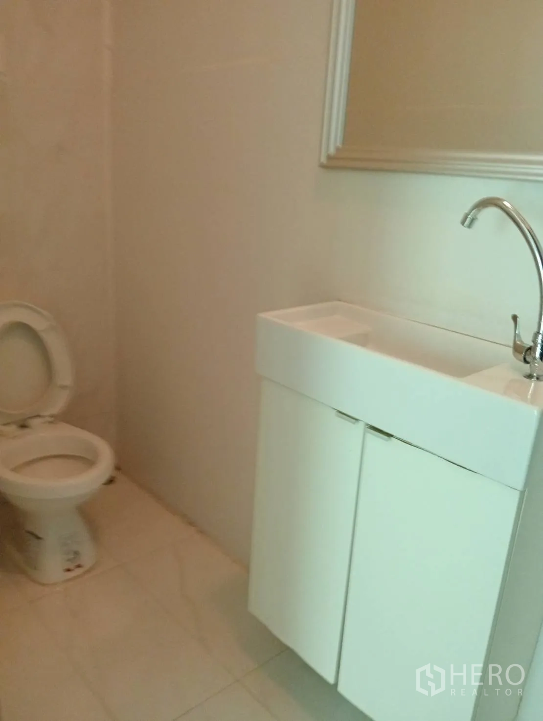 สำนักงานที่บ้าน ให้เช่าในKhlong Toei, Bangkok - ห้องน้ำชั้นล่าง มีตู้ล้างหน้าและกระจก