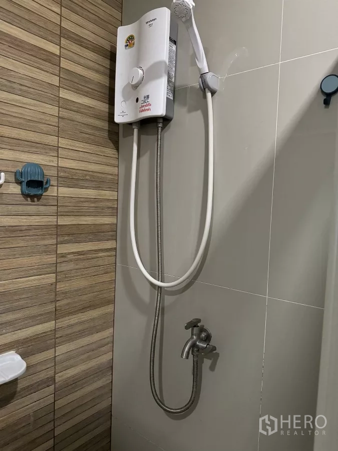 ทาวน์เฮาส์ ให้เช่าในSuan Luang, Bangkok - ห้องน้ำโซนอาบน้ำพร้อมเครื่องทำน้ำอุ่นและฝักบัวมือถือ ผนังโทนกลาง