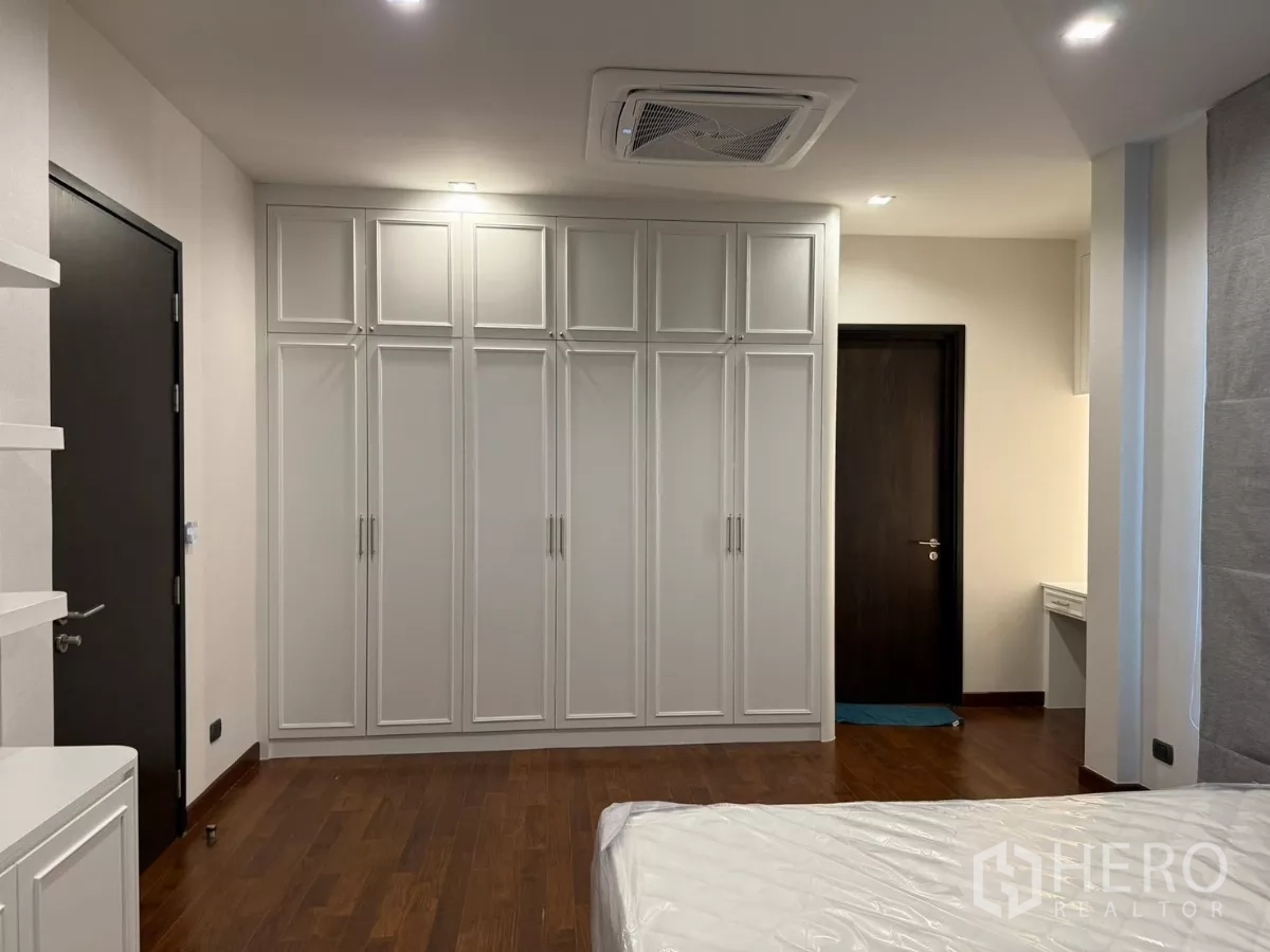 独立式住宅 出租在Bang Phli, Samut Prakan - 主卧整面通顶衣柜墙