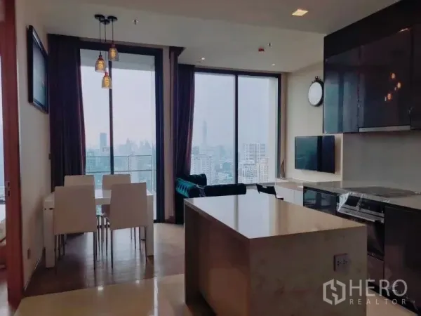 คอนโด ให้เช่าหรือขายในWatthana, Bangkok - ครัวมีไอส์แลนด์และโต๊ะทานข้าวหันสู่ระเบียง มองเห็นวิวเมืองผ่านผนังกระจก