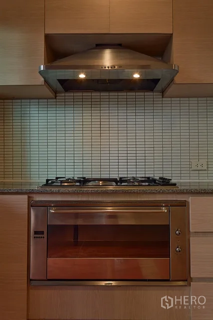 บ้าน ให้เช่าในWatthana, Bangkok - ครัวสมัยใหม่ เตาแก๊ส เตาอบ และผนังกระเบื้อง พร้อมเครื่องดูดควัน